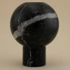Vaso minimalista a sfera in marmo nero di Marquina