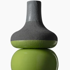 Vaso multiforme in lava nera