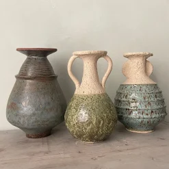 Vaso n.132a Anfora bianca con smalto verde