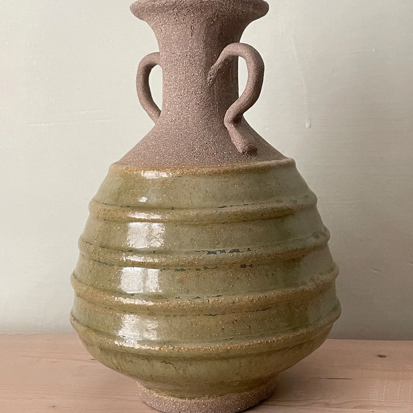 Vaso n. 165 Anfora Beige con smalto verde