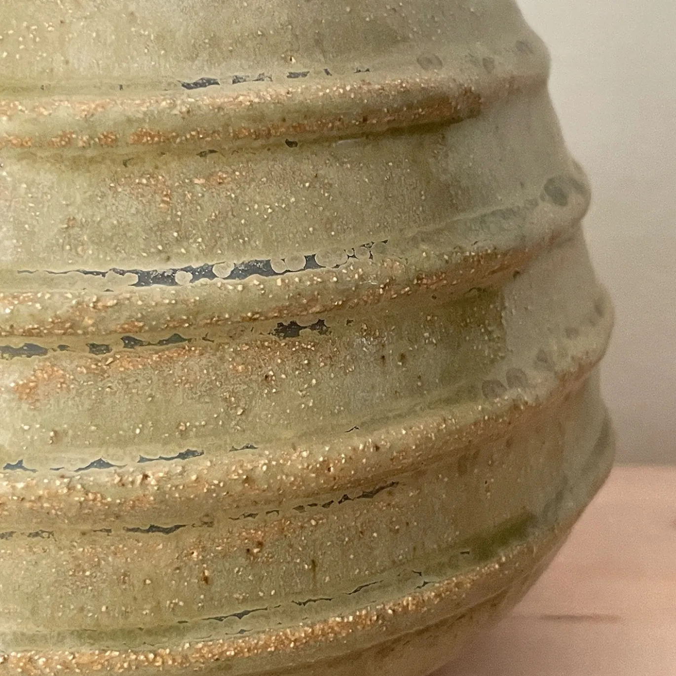 Vaso n. 165 Anfora Beige con smalto verde