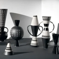 Vaso nero Aryballos di Ugo La Pietra