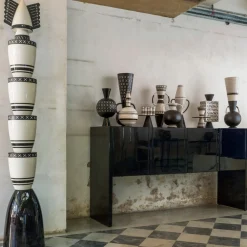 Vaso nero Aryballos di Ugo La Pietra