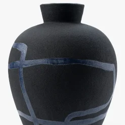 Vaso Nero Con Dettagli Blu in Ceramica Scultorea di Rooms Studio