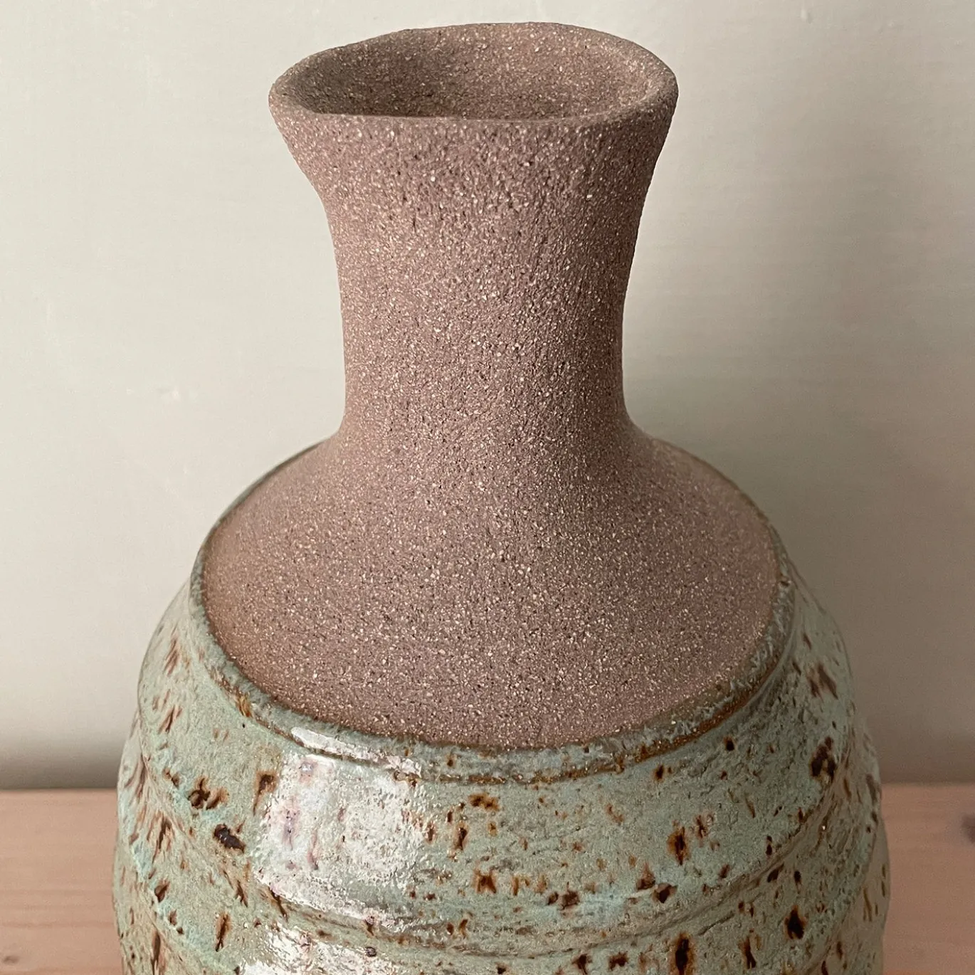 Vaso n. 166 Grigio con base smaltata verde