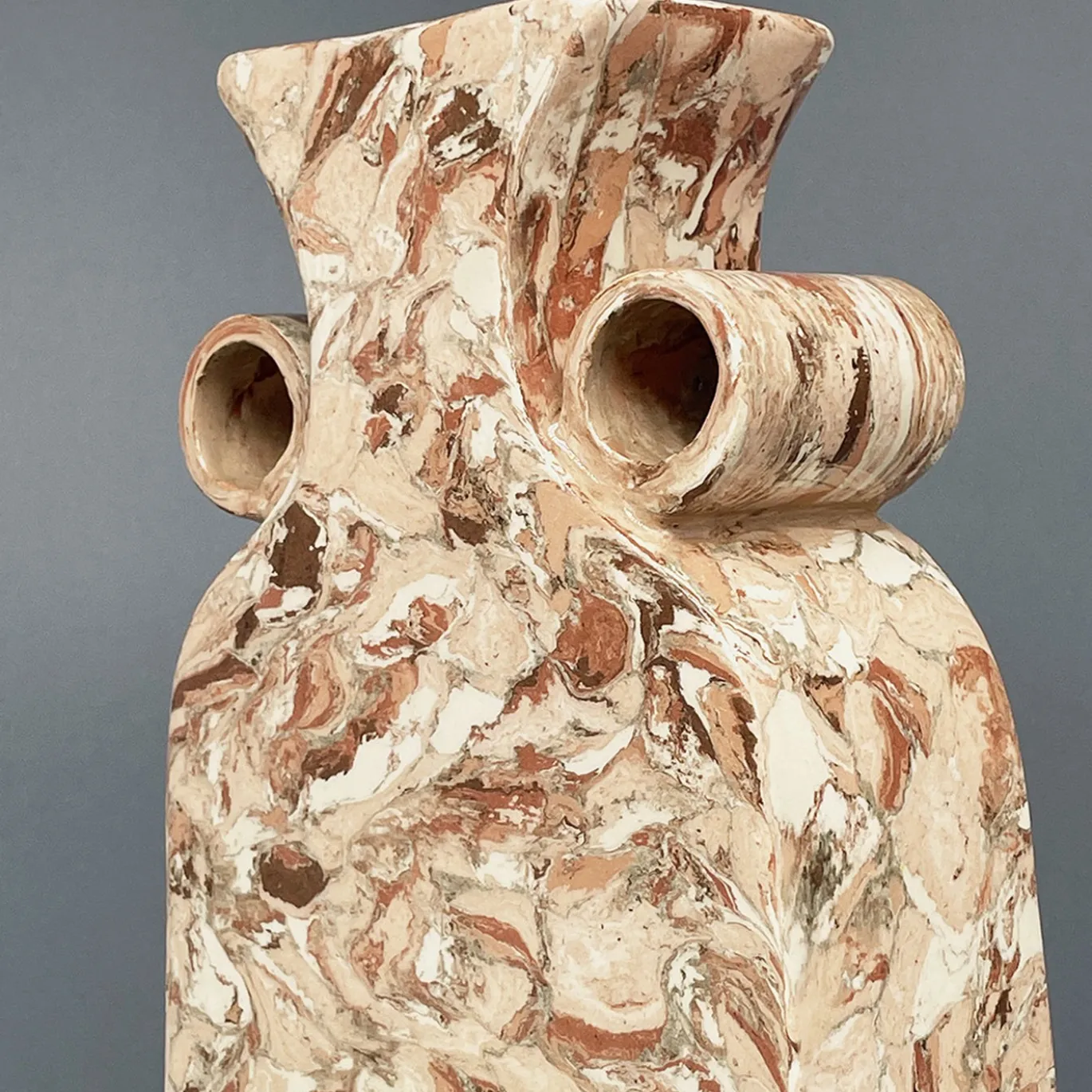 Vaso n. 93 in ceramica effetto marmo rosso e bianco