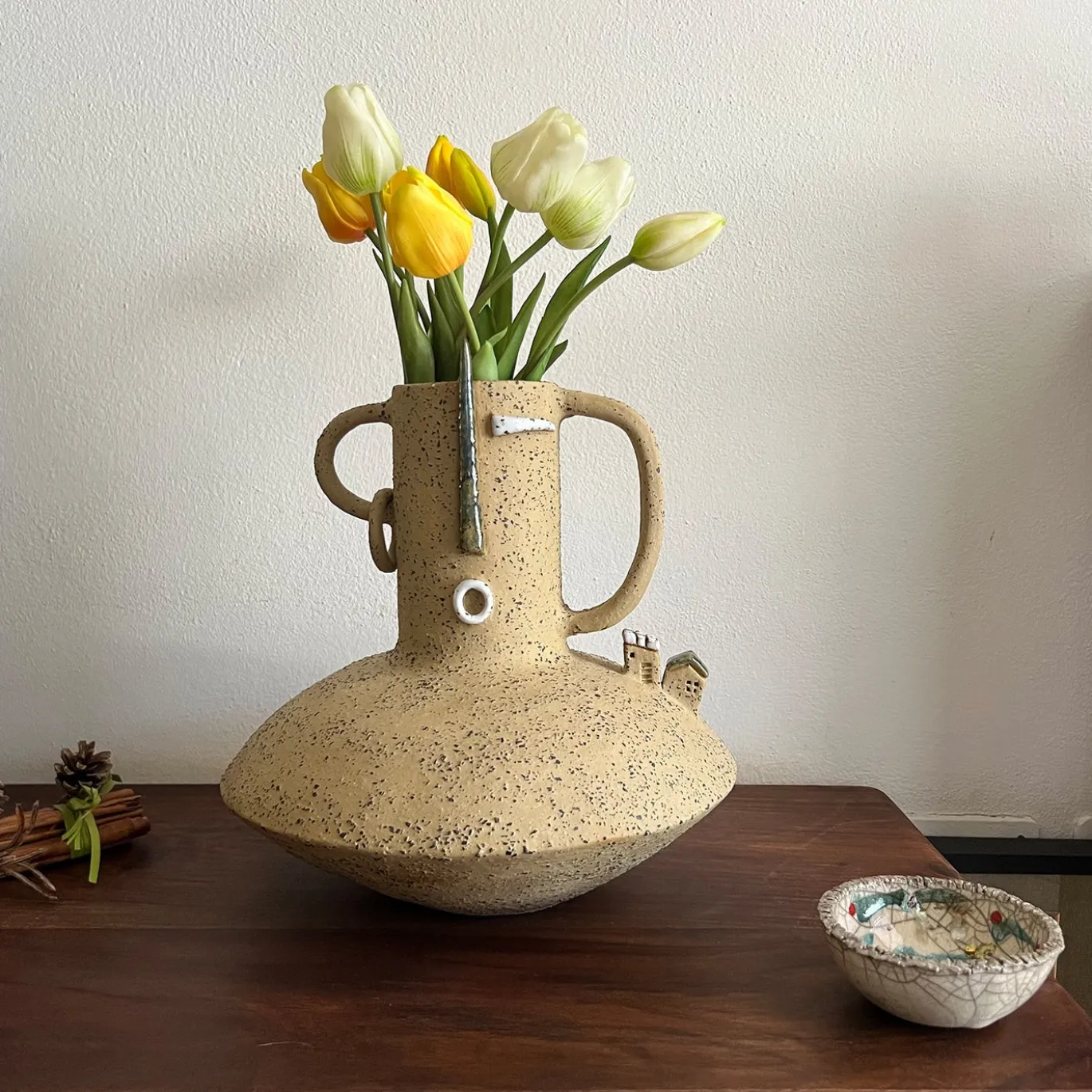 Vaso Origine Archetipa Abitata in Ceramica della Collezione Emozionale