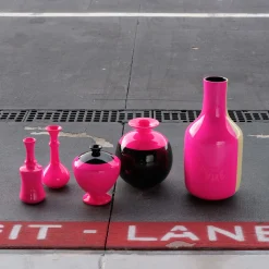 Vaso Orizzonte Fluo in ceramica fucsia e nero intenso