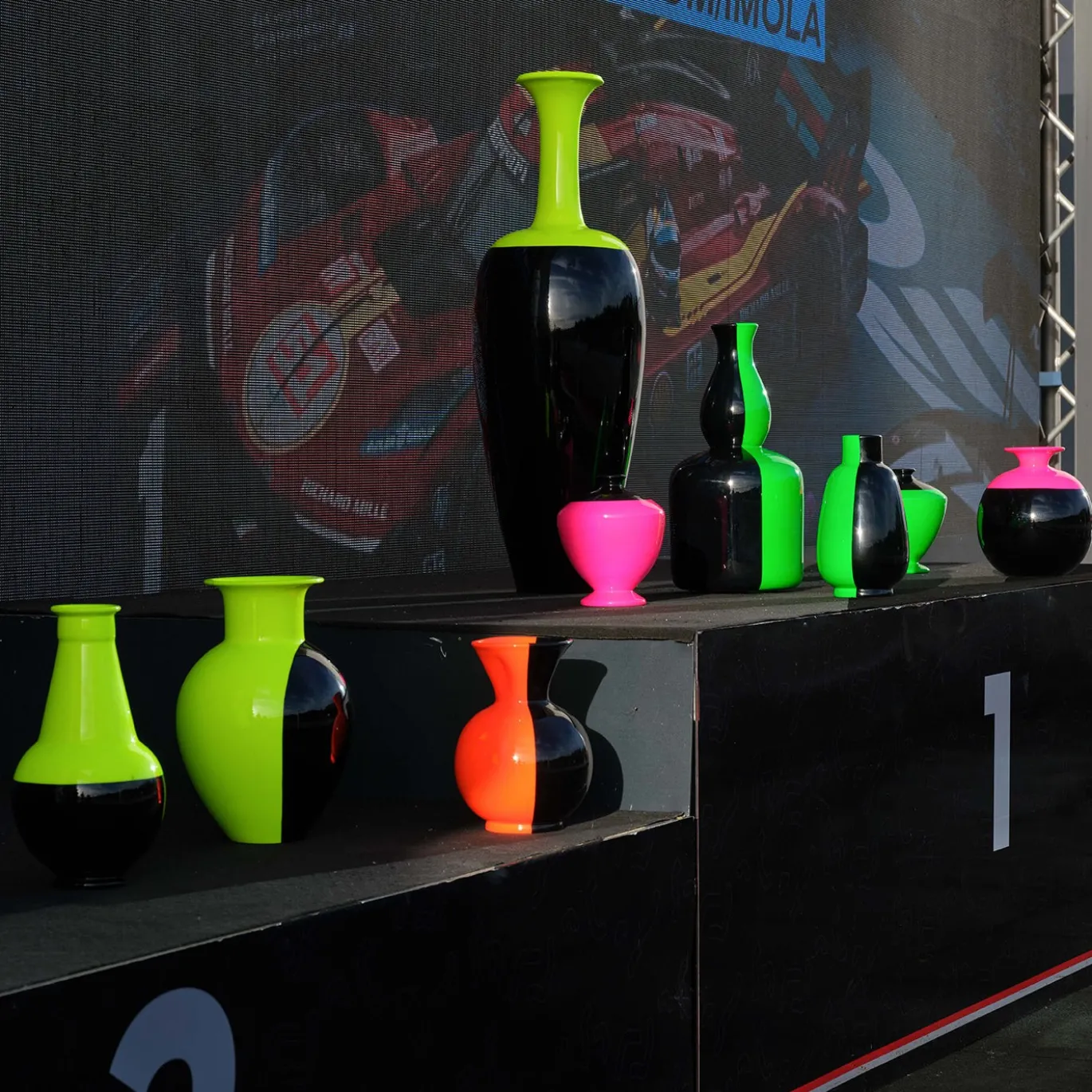 Vaso Orizzonte Fluo in ceramica fucsia e nero intenso