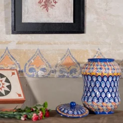 Vaso Pavone Flores con coperchio di Lorenza Adami