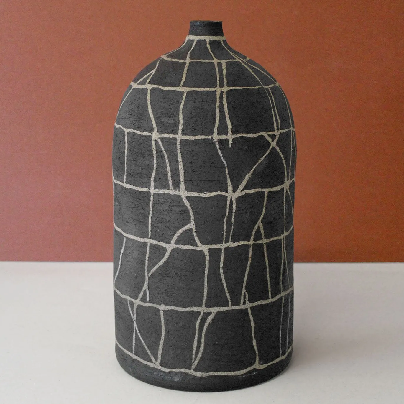 Vaso per fiori in argilla nero carbone con intarsi