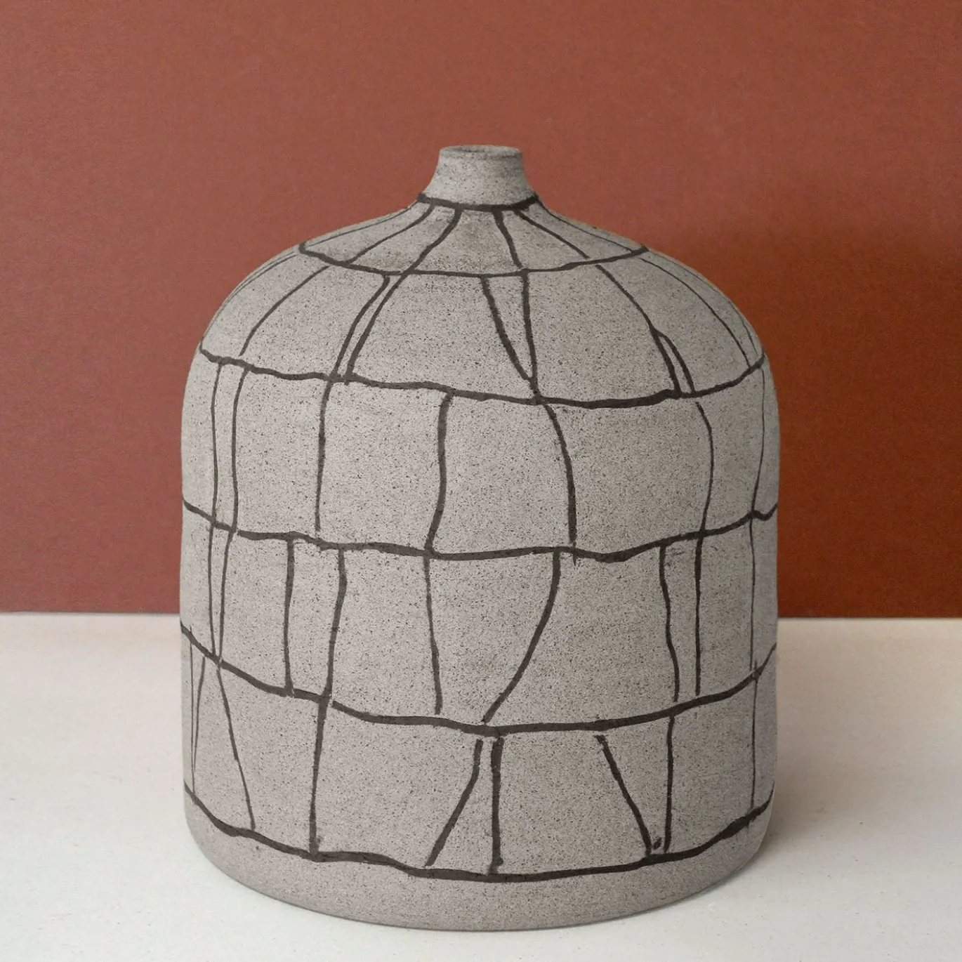 Vaso per fiori in gres grigio arenaria intarsiato
