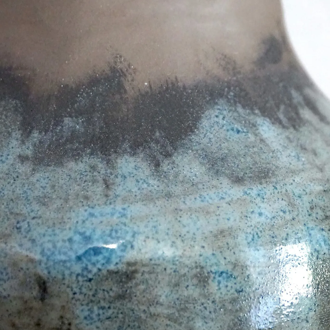 Vaso Pianosa in Argilla Marrone con Smalto Grigio
