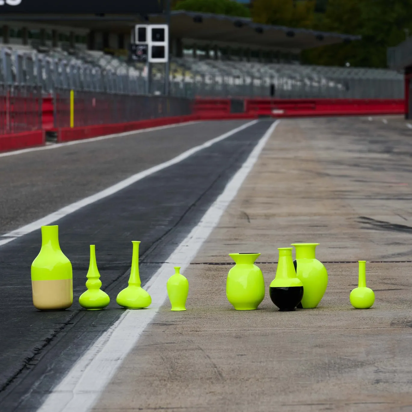 Vaso Pit Stop in ceramica giallo fluo e nero intenso