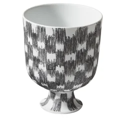 Vaso Post Scriptum a quadri bianchi e neri di Formafantasma