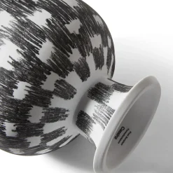 Vaso Post Scriptum a quadri bianchi e neri di Formafantasma