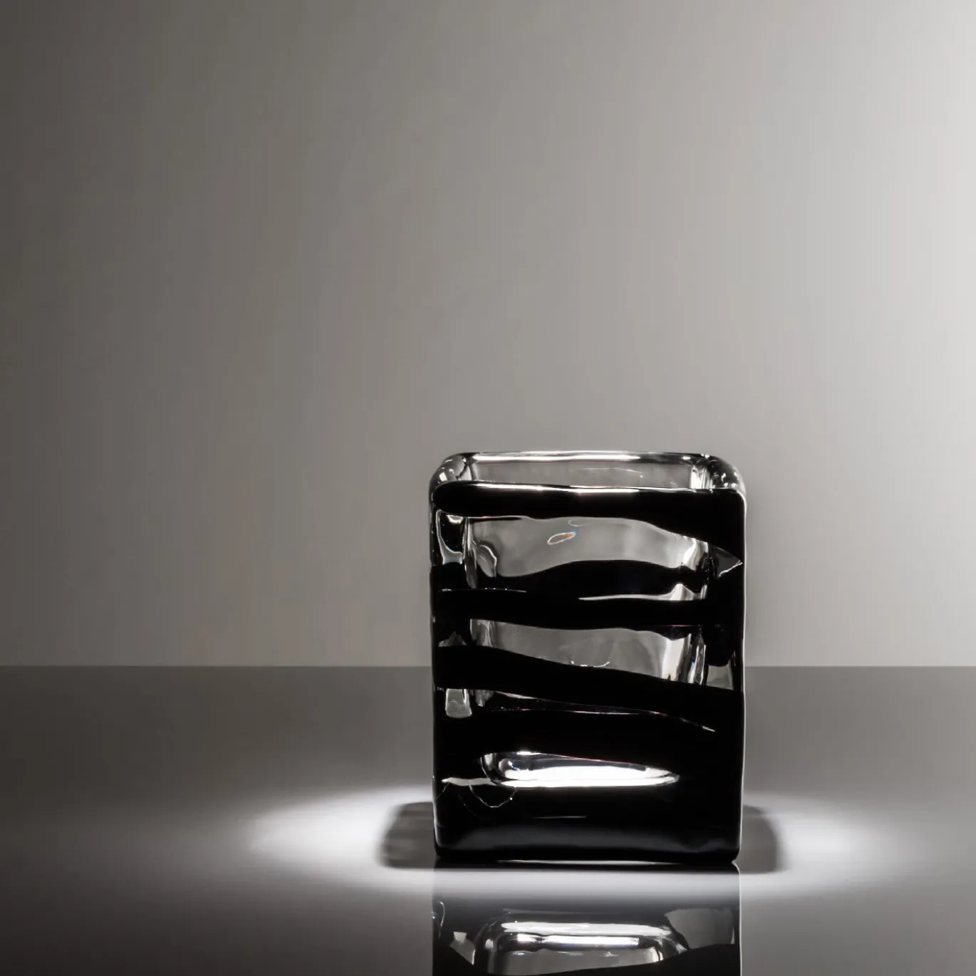 Vaso quadrato Black Belt di Peter Marino in vetro trasparente