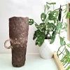 Vaso Raw in ceramica texturizzata marrone con manico