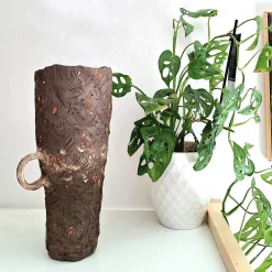 Vaso Raw in ceramica texturizzata marrone con manico