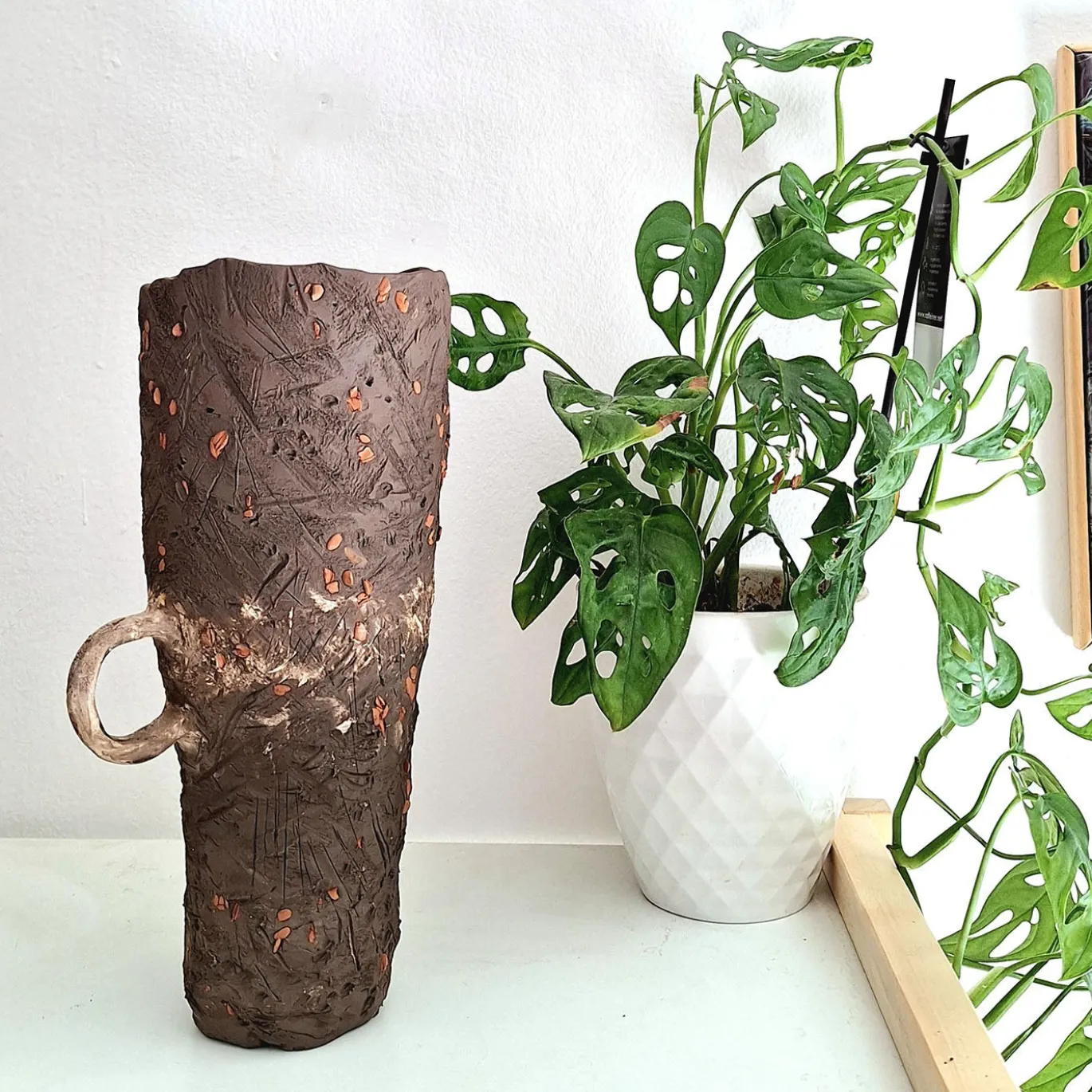 Vaso Raw in ceramica texturizzata marrone con manico