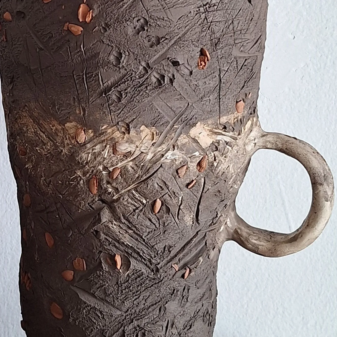 Vaso Raw in ceramica texturizzata marrone con manico