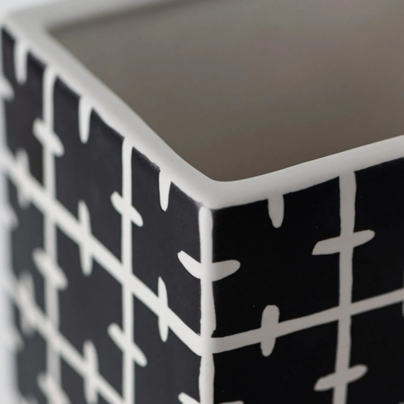Vaso rettangolare bianco e nero