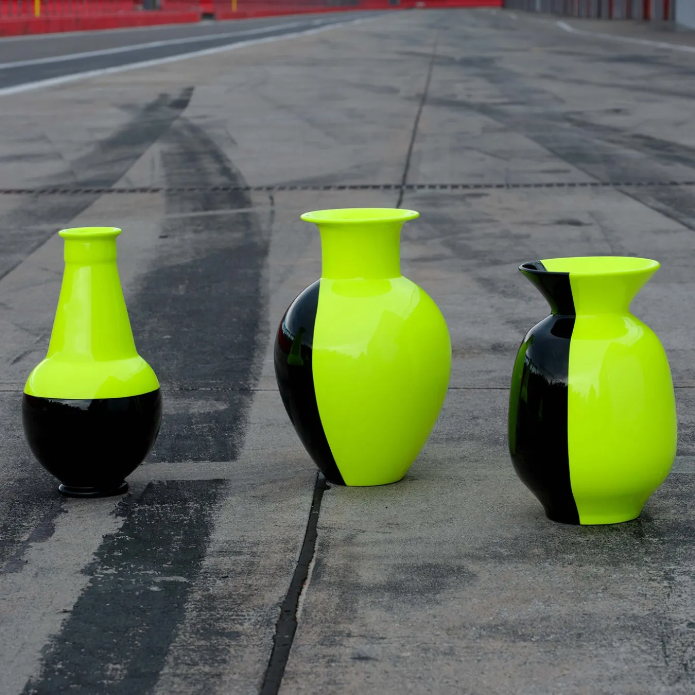 Vaso Rettilineo Luce in ceramica nero intenso e giallo fluo