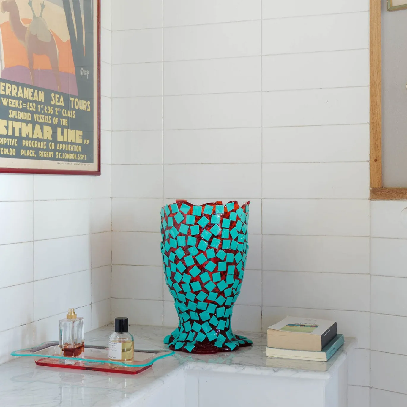 Vaso Rock in resina arancione e turchese di Gaetano Pesce