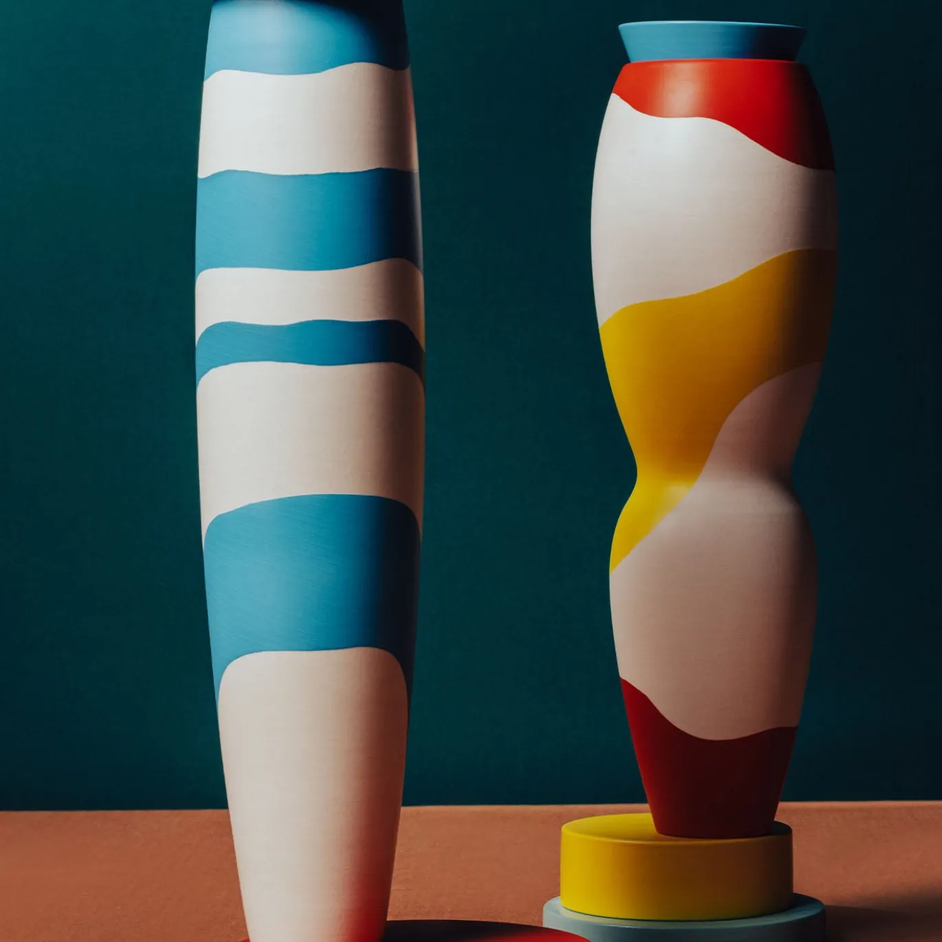 Vaso rosso, giallo e bianco di George J. Sowden