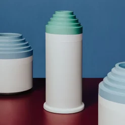 Vaso rotondo alto bianco di Ettore Sottsass