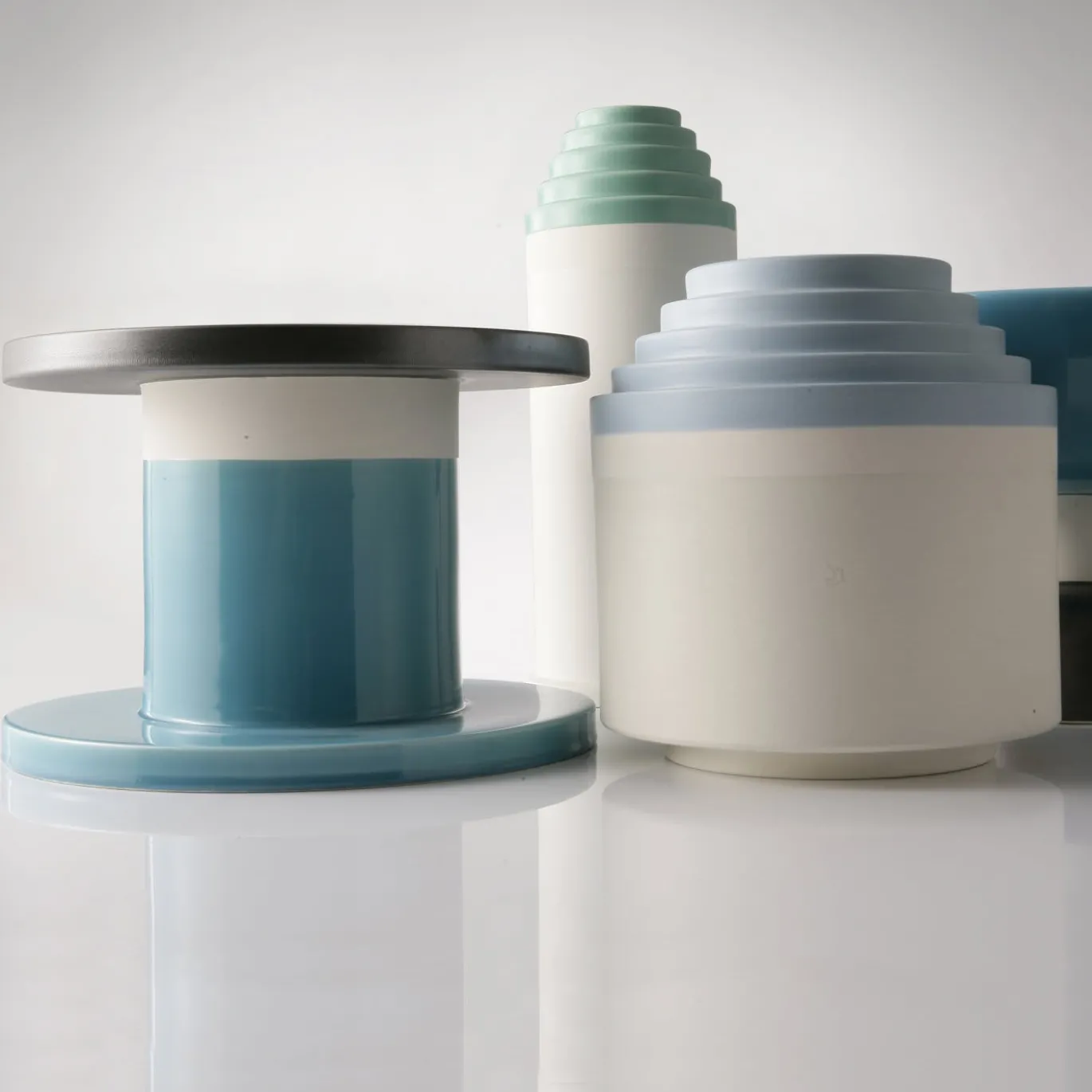 Vaso rotondo alto bianco di Ettore Sottsass