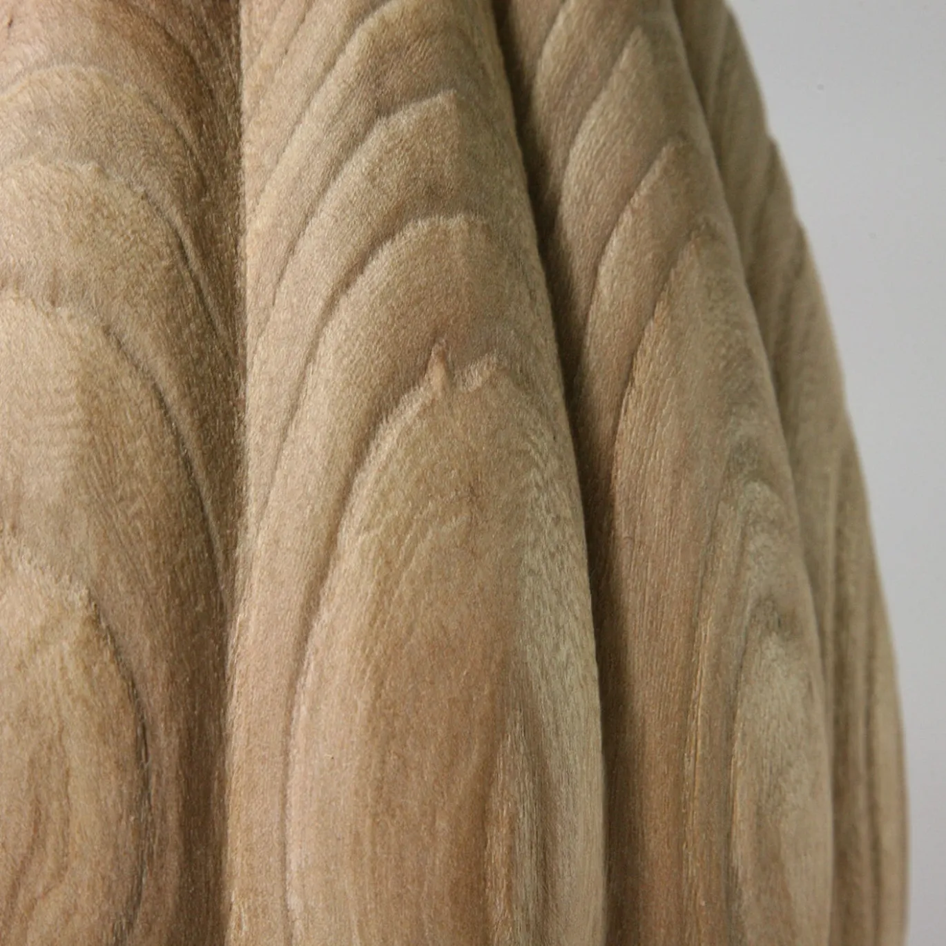 Vaso scultoreo alto in legno di olmo con scanalature a V