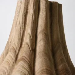 Vaso scultoreo alto in legno di olmo con scanalature a V