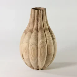 Vaso scultoreo alto in legno di olmo con scanalature a V