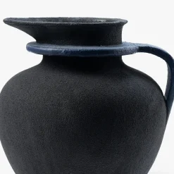 Vaso scultoreo in ceramica nera a manico singolo di Room Studio