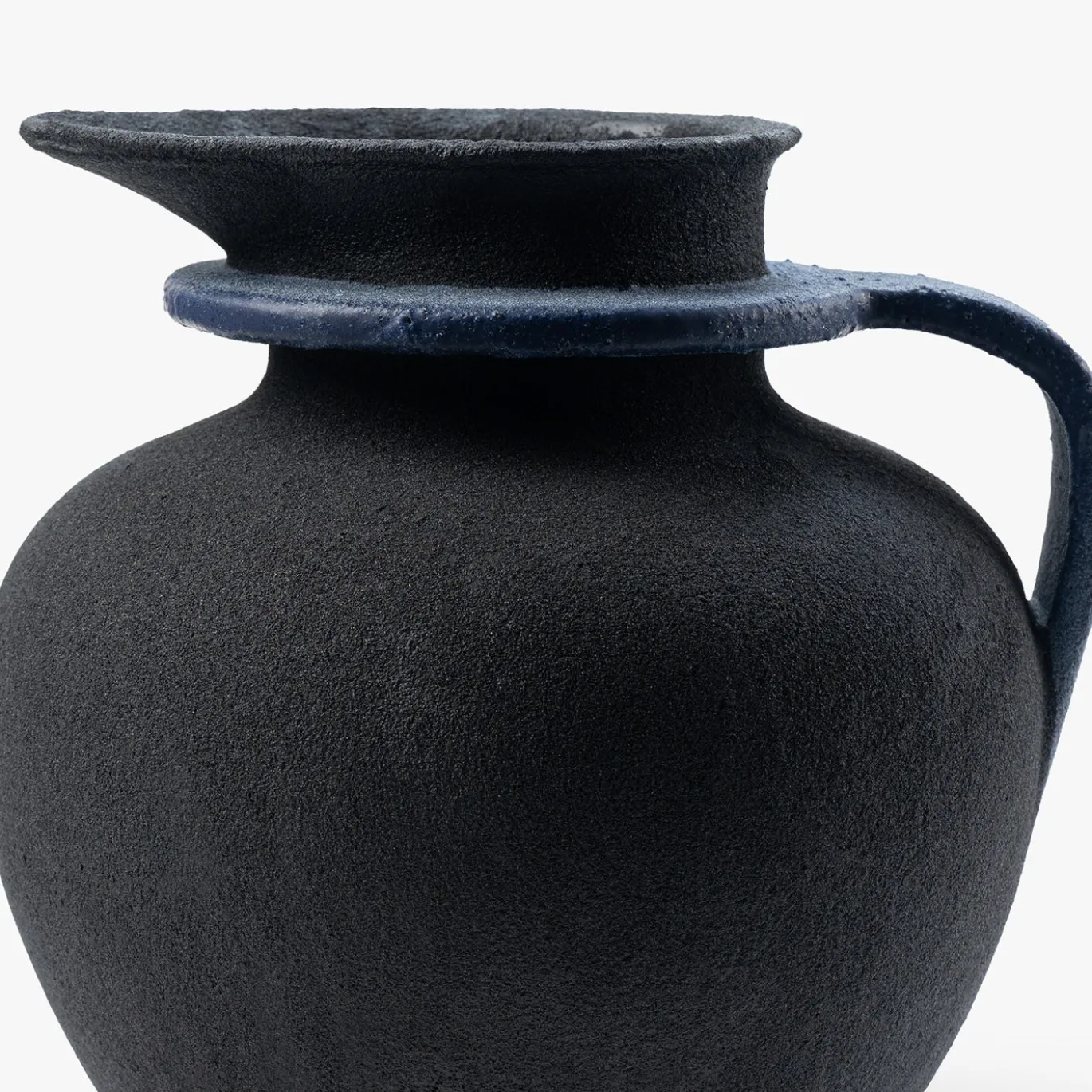 Vaso scultoreo in ceramica nera a manico singolo di Room Studio