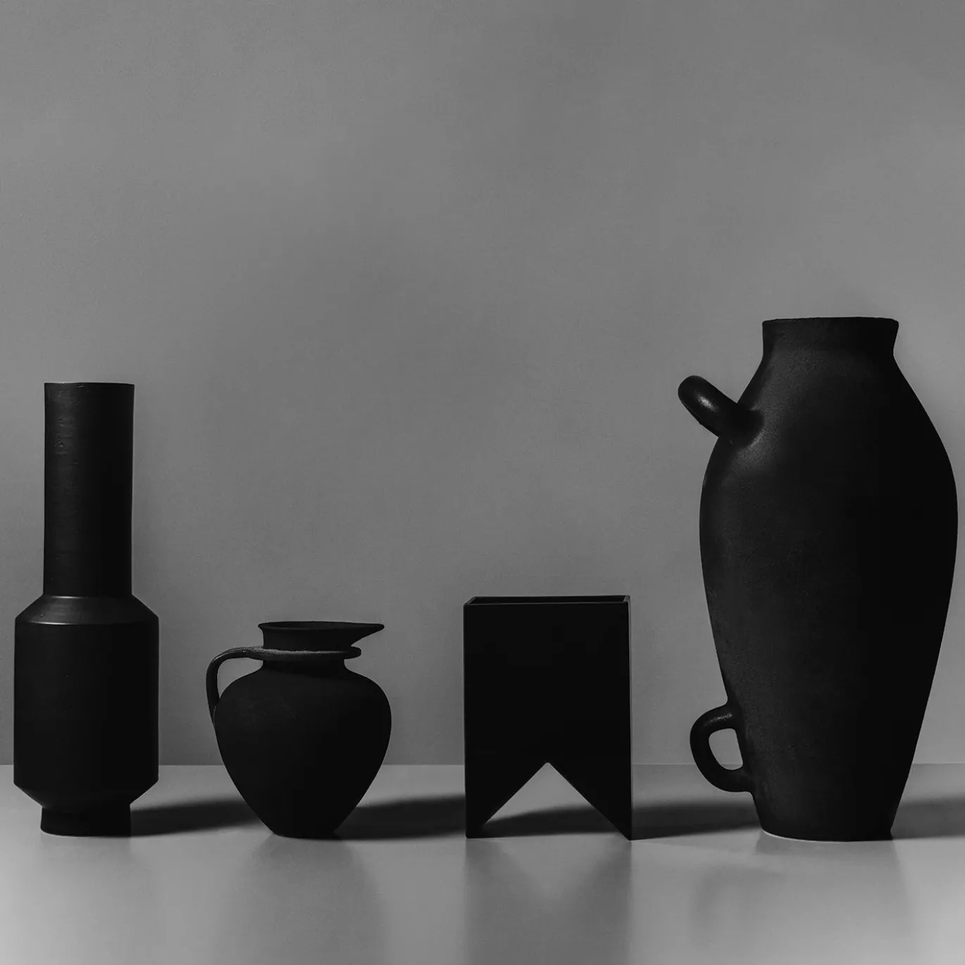 Vaso scultoreo in ceramica nera a manico singolo di Room Studio