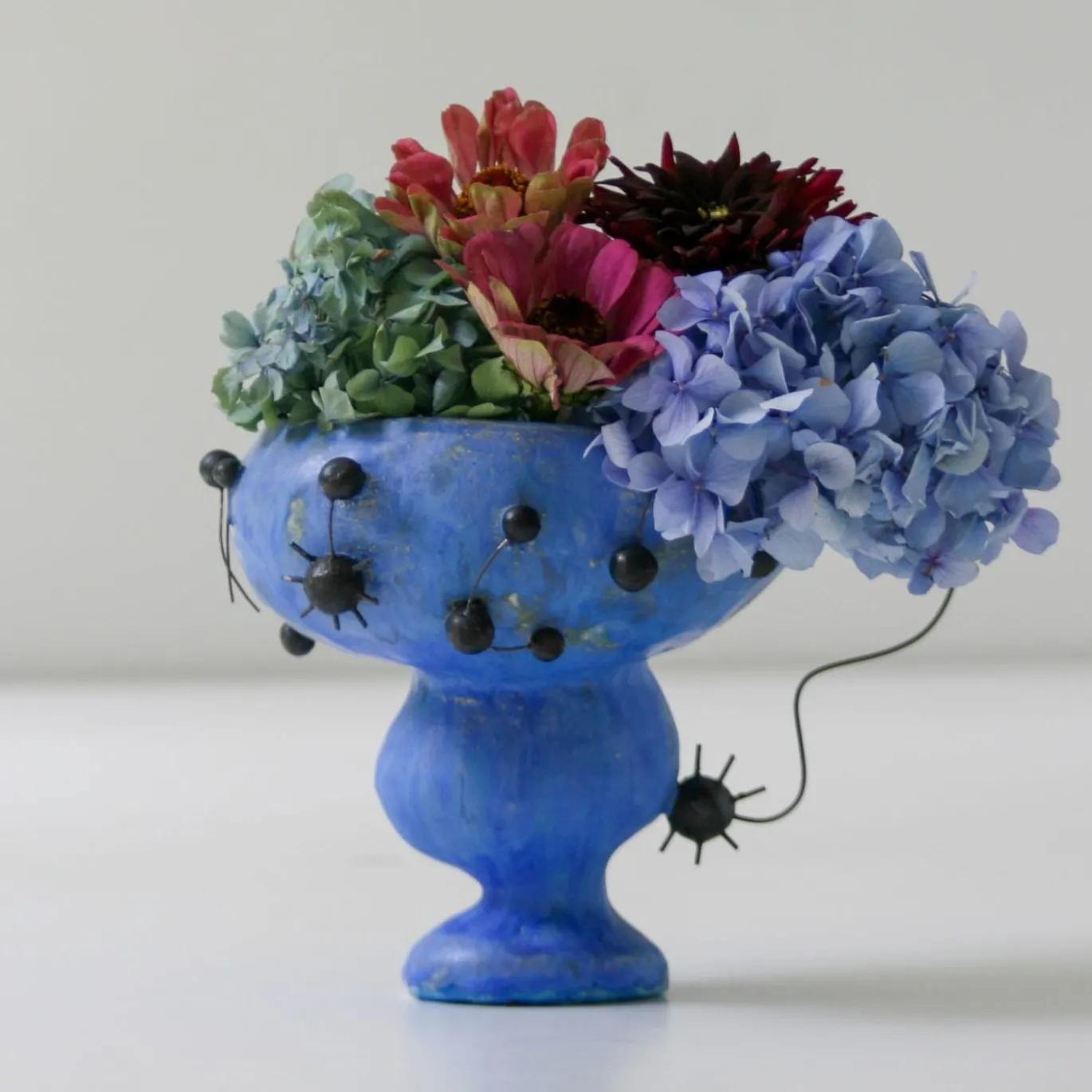 Vaso scultoreo in gres blu Oh Joan