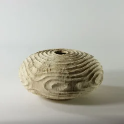 Vaso scultoreo in legno di faggio Fagus Sylvatica con scanalature concentriche