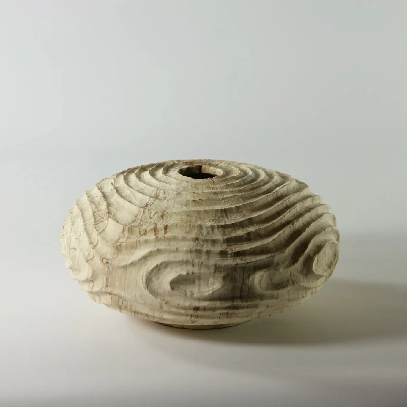 Vaso scultoreo in legno di faggio Fagus Sylvatica con scanalature concentriche