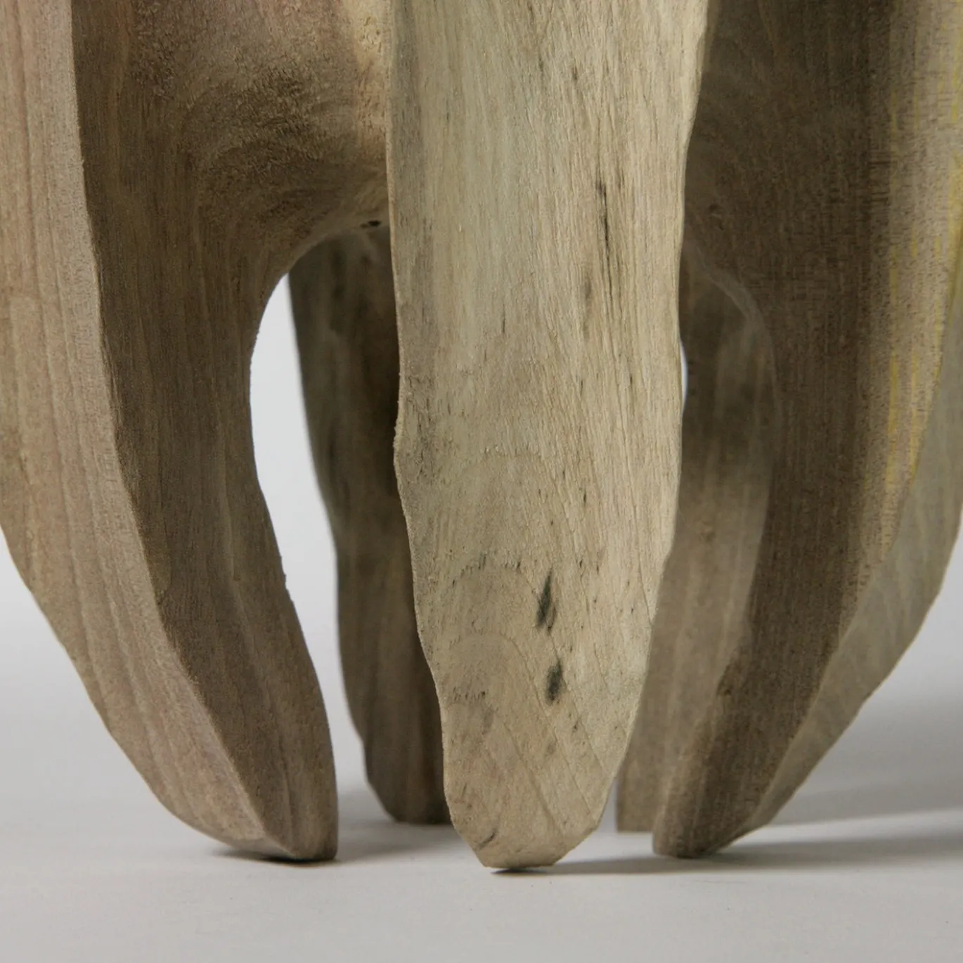 Vaso scultoreo Vase in Vase 1 in legno di noce Juglans regia