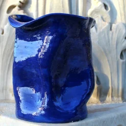 Vaso scultoreo Wave in ceramica smaltata blu cobalto