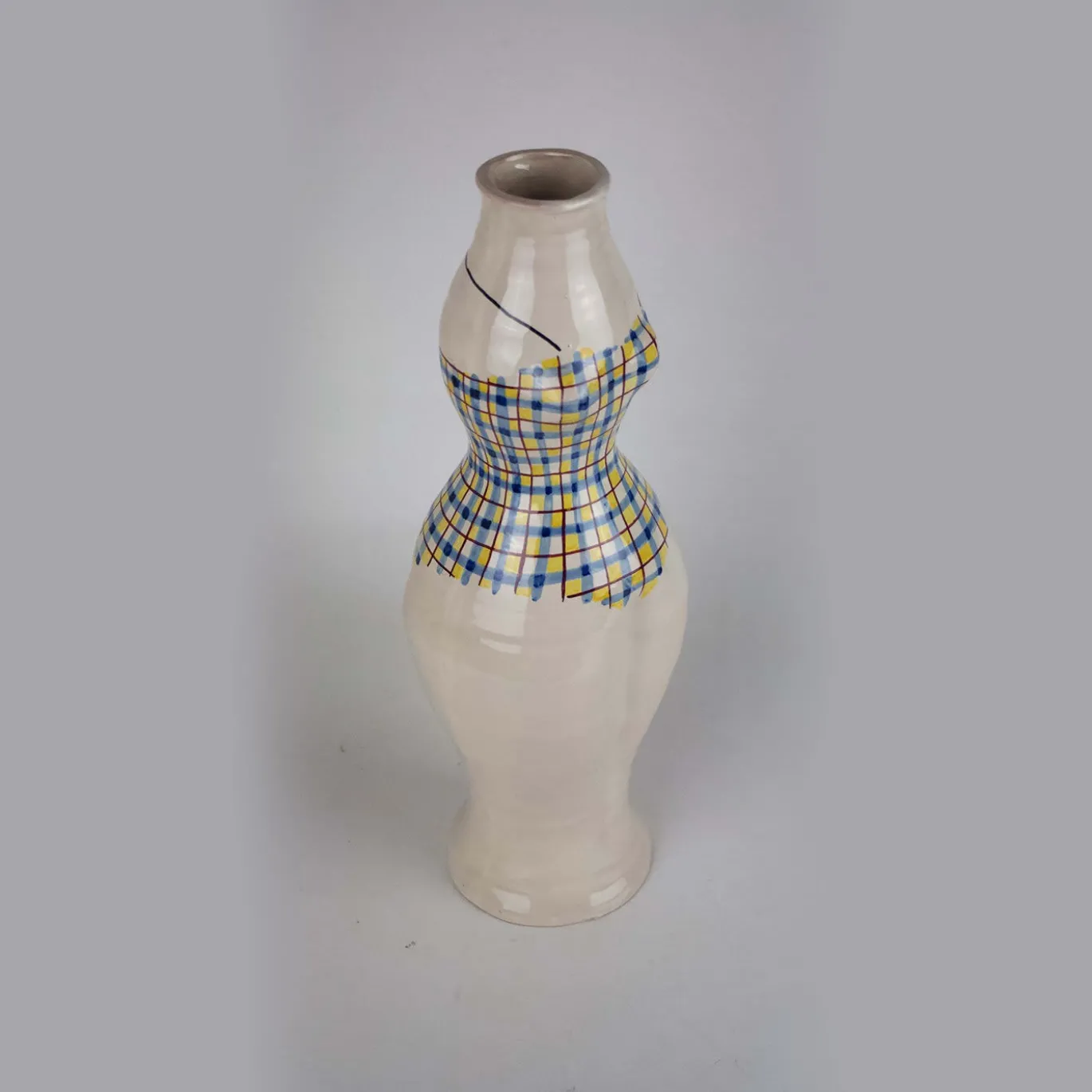 Vaso scultura con costume da bagno a scacchi in ceramica