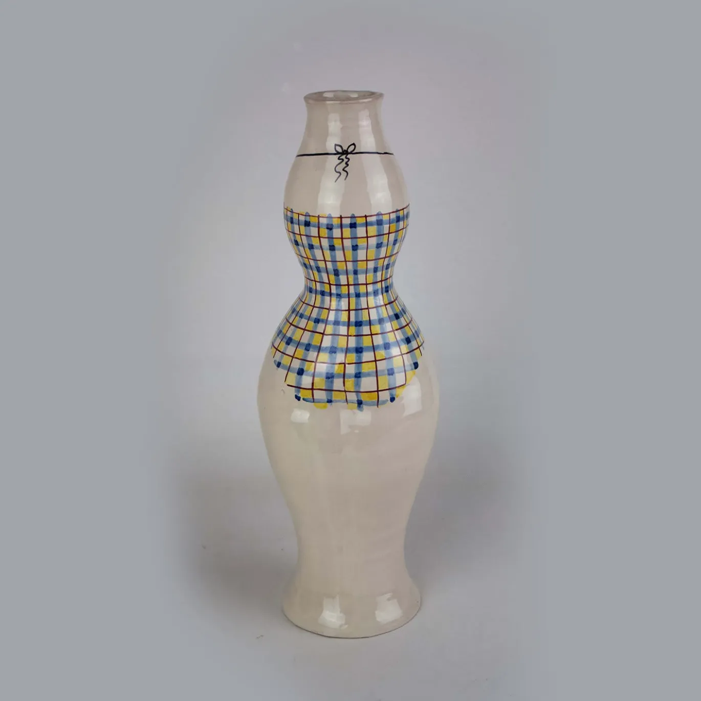 Vaso scultura con costume da bagno a scacchi in ceramica
