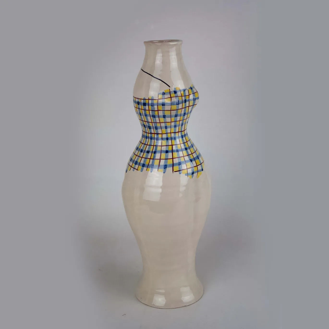 Vaso scultura con costume da bagno a scacchi in ceramica