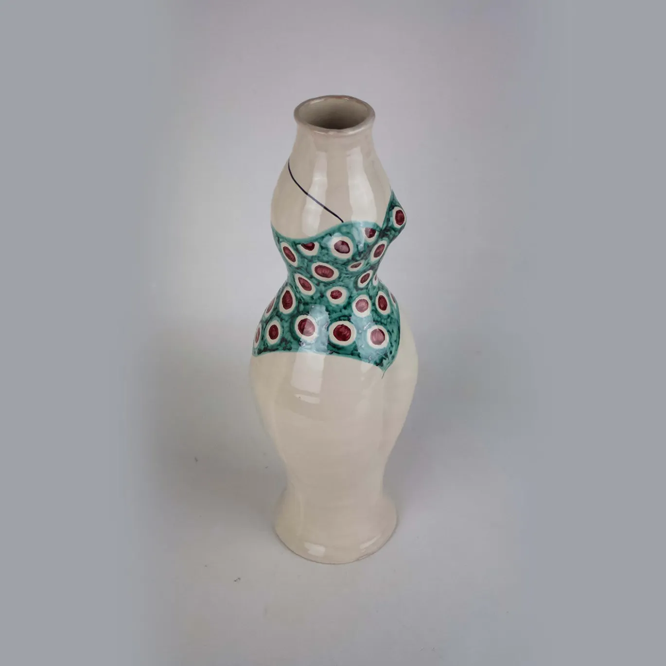 Vaso scultura in ceramica con costume da bagno a pois