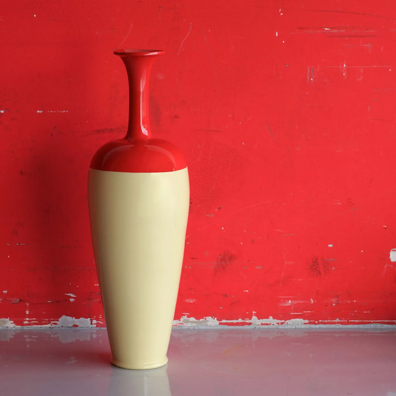 Vaso Simbiosi Meccanica in ceramica rossa e giallo zabaione