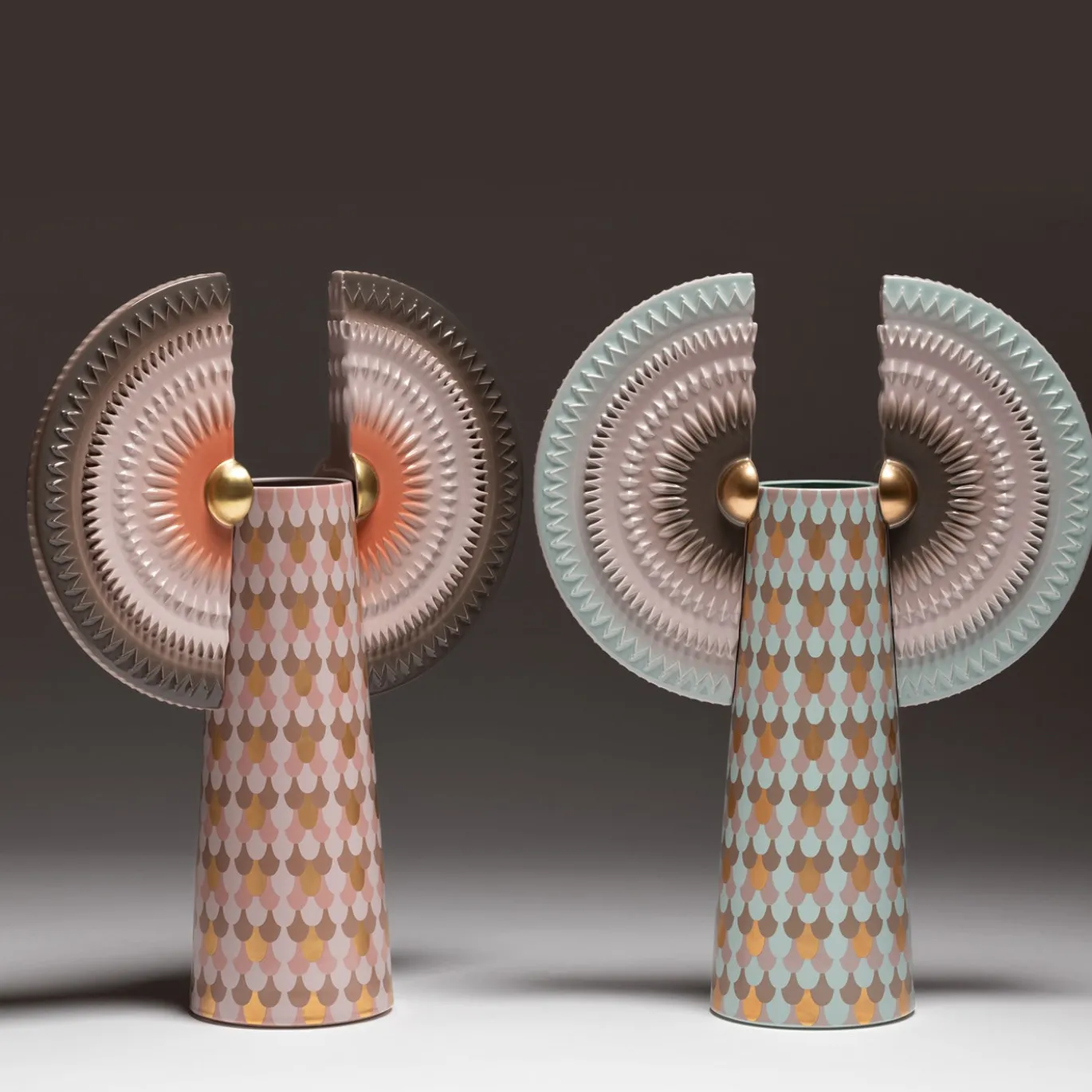 Vaso Solar Disc Bird with Wings in ceramica marrone e rosa di Sara Ricciardi