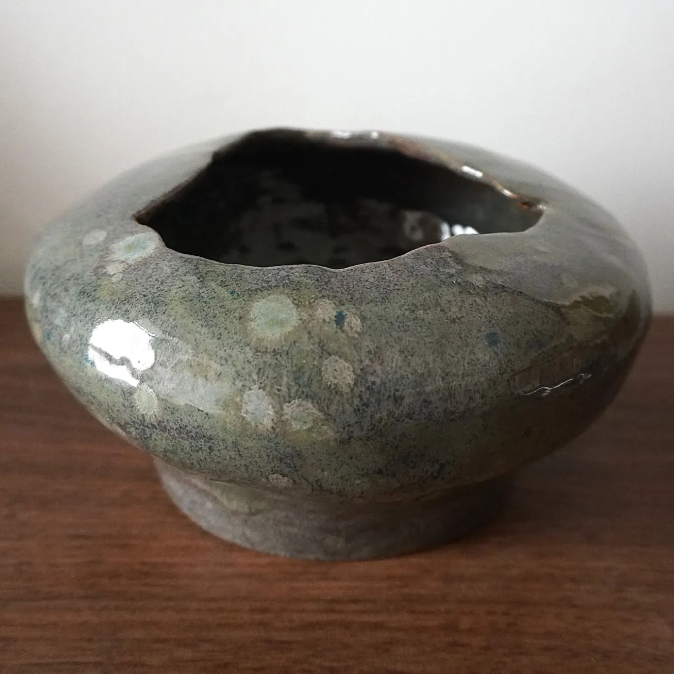 Vaso Spore in ceramica smaltata verde con macchie