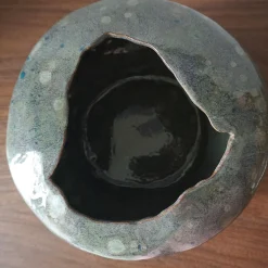 Vaso Spore in ceramica smaltata verde con macchie